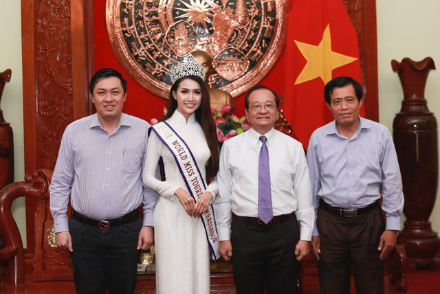 Phan Thị Mơ rạng rỡ về quê Tiền Giang sau khi đăng quang Hoa hậu - Ảnh 1.
