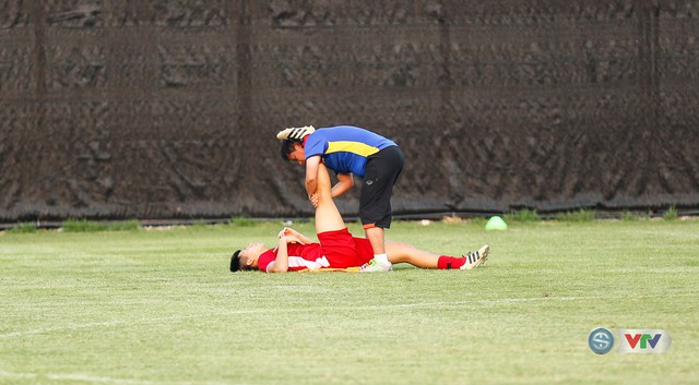 ASIAD 2018: Đình Trọng gặp chấn thương, phải tập riêng trước trận gặp Olympic Bahrain - Ảnh 1.