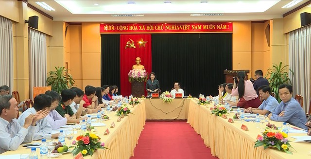 Tặng quà hỗ trợ học sinh và hộ nghèo Bình Định, Quảng Ngãi - Ảnh 2.