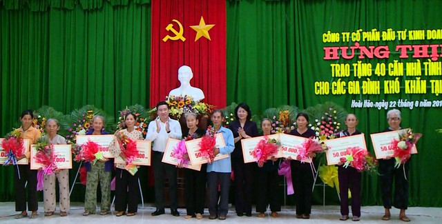 Tặng quà hỗ trợ học sinh và hộ nghèo Bình Định, Quảng Ngãi - Ảnh 1.