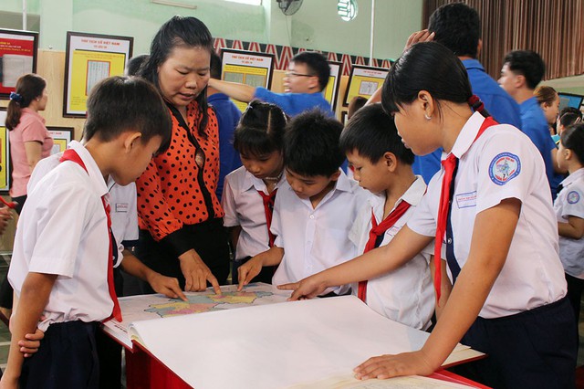 Lâm Đồng: Triển lãm bản đồ và trưng bày tư liệu Hoàng Sa - Trường Sa của Việt Nam - Ảnh 1.