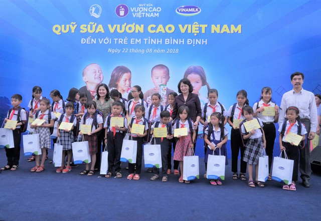 Quỹ sữa vươn cao Việt Nam và Vinamilk tiếp tục trao 64.000 ly sữa cho trẻ em tỉnh Bình Định - Ảnh 3.