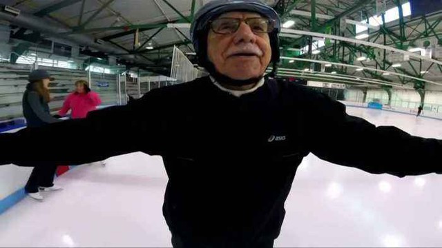 Thẩm phán 95 tuổi chơi trượt băng - Ảnh 2.