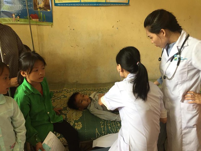 Khám phát thuốc và tư vấn dinh dưỡng cho trẻ em ở vùng cao ở Tuyên Quang - Ảnh 2.
