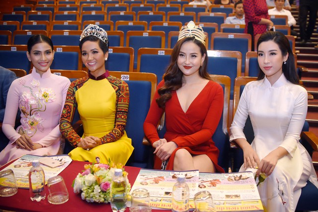 Đỗ Mỹ Linh, H’Hen Nie diện áo dài đọ dáng cùng dàn Hoa hậu, Á hậu - Ảnh 2.