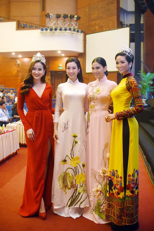 Đỗ Mỹ Linh, H’Hen Nie diện áo dài đọ dáng cùng dàn Hoa hậu, Á hậu - Ảnh 1.