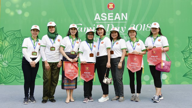 Đại sứ các nước Đông Nam Á đạp xe hữu nghị nhân Ngày Gia đình ASEAN 2018 - Ảnh 7.