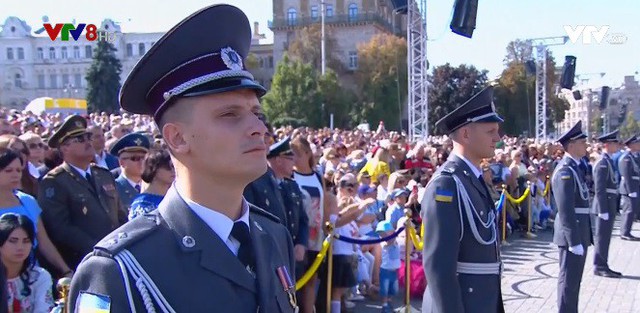 Ukraine tổ chức diễu binh mừng Quốc khánh lớn nhất từ trước đến nay  - Ảnh 3.