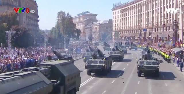 Ukraine tổ chức diễu binh mừng Quốc khánh lớn nhất từ trước đến nay  - Ảnh 4.