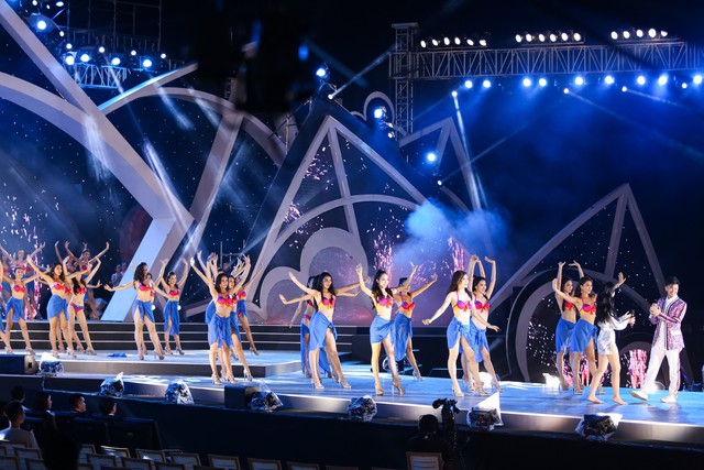 Đông Nhi cởi giày nhảy cực sung cùng dàn thí sinh Hoa hậu Việt Nam 2018 - Ảnh 7.