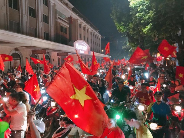 Người hâm mộ vỡ òa  sau chiến thắng lịch sử của ĐT Olympic Việt Nam - Ảnh 5.