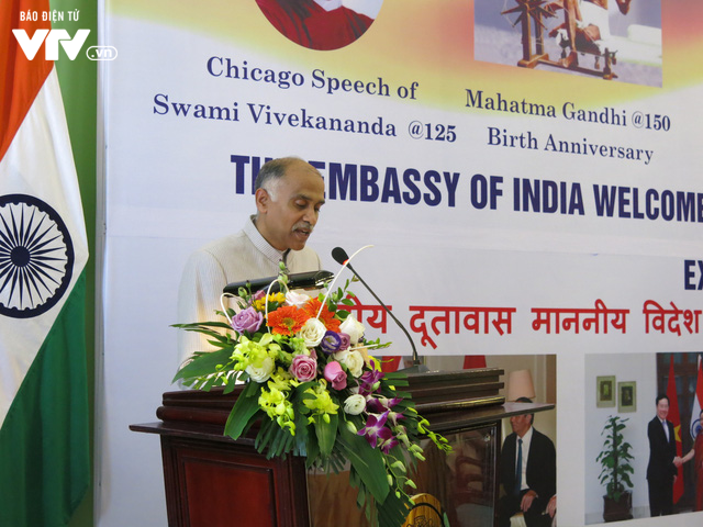 Bộ trưởng Sushma Swaraj khánh thành tượng Mahatma Gandhi ở ĐSQ Ấn Độ tại Hà Nội - Ảnh 12.