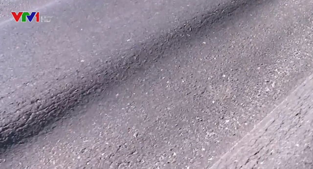 Hằn lún vệt bánh xe sâu đến 10cm trên cao tốc Hà Nội - Thái Nguyên - Ảnh 1.