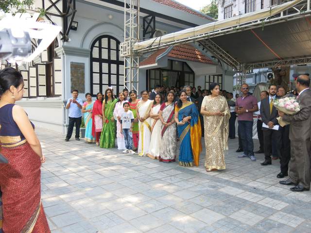 Bộ trưởng Sushma Swaraj khánh thành tượng Mahatma Gandhi ở ĐSQ Ấn Độ tại Hà Nội - Ảnh 2.