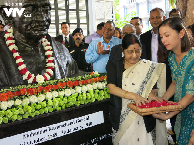 Bộ trưởng Sushma Swaraj khánh thành tượng Mahatma Gandhi ở ĐSQ Ấn Độ tại Hà Nội - Ảnh 6.