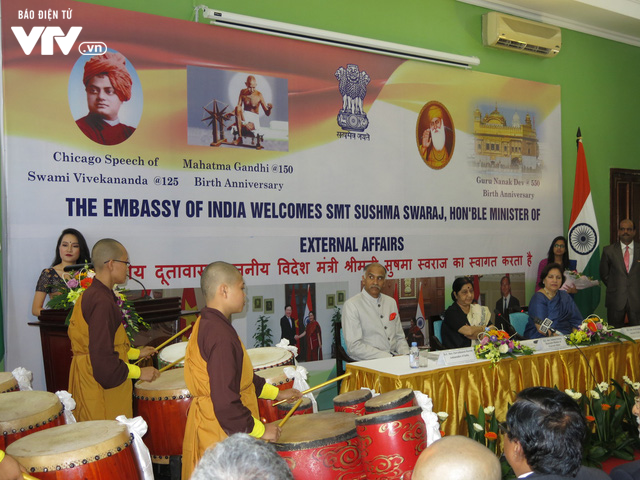 Bộ trưởng Sushma Swaraj khánh thành tượng Mahatma Gandhi ở ĐSQ Ấn Độ tại Hà Nội - Ảnh 9.