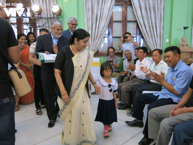 Bộ trưởng Sushma Swaraj khánh thành tượng Mahatma Gandhi ở ĐSQ Ấn Độ tại Hà Nội - Ảnh 15.