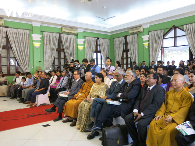 Bộ trưởng Sushma Swaraj khánh thành tượng Mahatma Gandhi ở ĐSQ Ấn Độ tại Hà Nội - Ảnh 14.