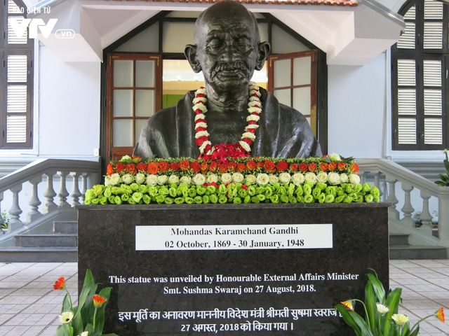 Bộ trưởng Sushma Swaraj khánh thành tượng Mahatma Gandhi ở ĐSQ Ấn Độ tại Hà Nội - Ảnh 8.