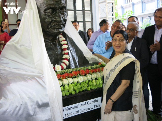 Bộ trưởng Sushma Swaraj khánh thành tượng Mahatma Gandhi ở ĐSQ Ấn Độ tại Hà Nội - Ảnh 5.