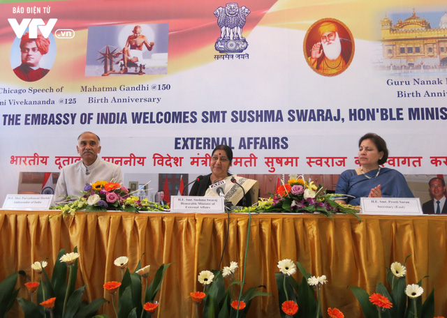 Bộ trưởng Sushma Swaraj khánh thành tượng Mahatma Gandhi ở ĐSQ Ấn Độ tại Hà Nội - Ảnh 11.