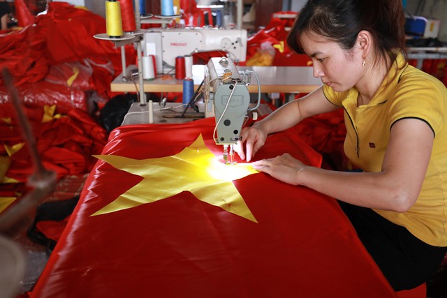 Olympic Việt Nam vào bán kết ASIAD 2018: Sốt sình sịch sản xuất băng rôn, cờ Tổ quốc - Ảnh 4.