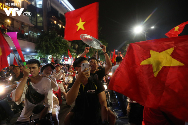 Hà Nội lại có một đêm không ngủ, rợp cờ đỏ sao vàng với niềm tự hào dân tộc - Ảnh 10.