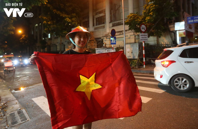 Hà Nội lại có một đêm không ngủ, rợp cờ đỏ sao vàng với niềm tự hào dân tộc - Ảnh 4.