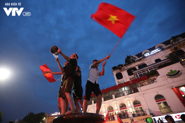 CĐV ăn mừng cuồng nhiệt dù Olympic Việt Nam dừng bước ở bán kết - Ảnh 2.