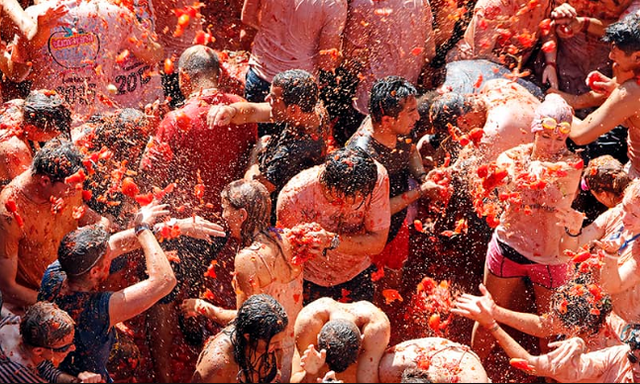Hàng chục nghìn người tham gia lễ hội ném cà chua ở Tây Ban Nha - Ảnh 3.