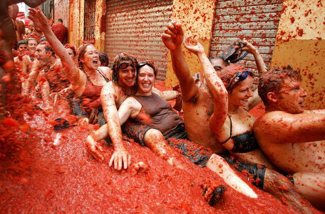 Hàng chục nghìn người tham gia lễ hội ném cà chua ở Tây Ban Nha - Ảnh 6.
