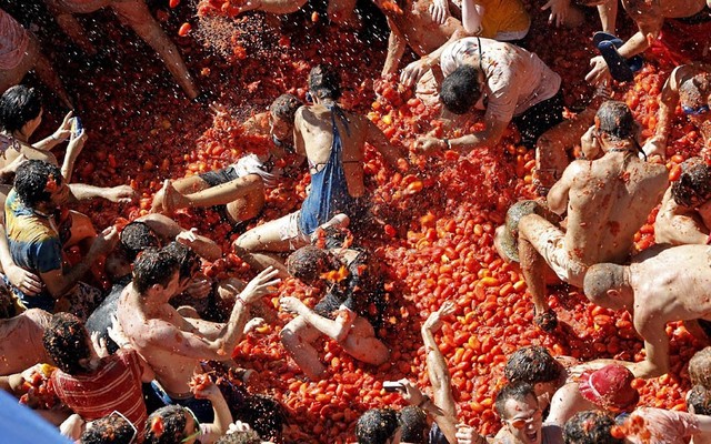Hàng chục nghìn người tham gia lễ hội ném cà chua ở Tây Ban Nha - Ảnh 5.