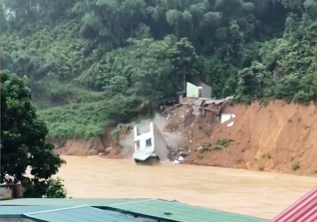 Thanh Hóa: Nhiều công trình đổ sập vì mưa lũ - Ảnh 1.