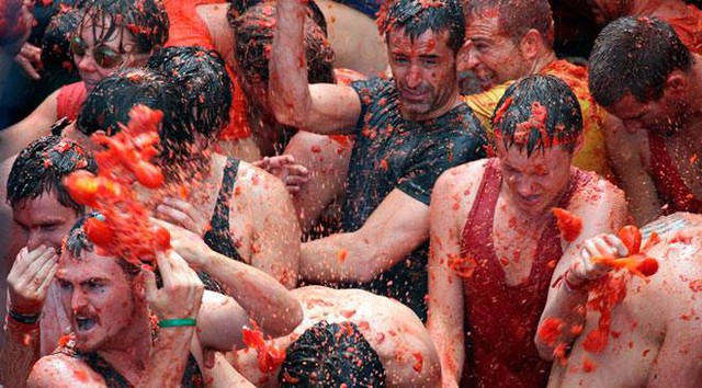 Hàng chục nghìn người tham gia lễ hội ném cà chua ở Tây Ban Nha - Ảnh 2.