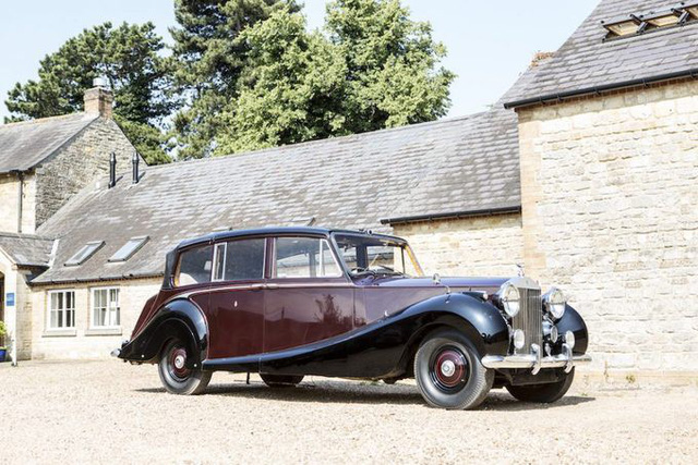 Hoàng gia Anh đấu giá 8 chiếc Rolls-Royce - Ảnh 1.