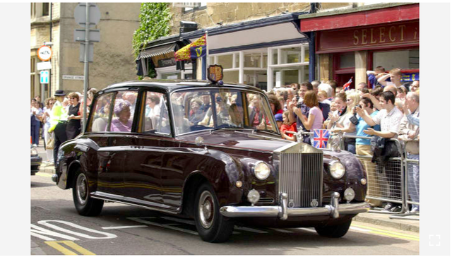 Hoàng gia Anh đấu giá 8 chiếc Rolls-Royce - Ảnh 3.
