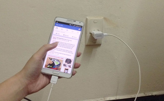 Cô gái trẻ ở Thanh Hoá bị điện giật tử vong khi sạc pin điện thoại - Ảnh 1.