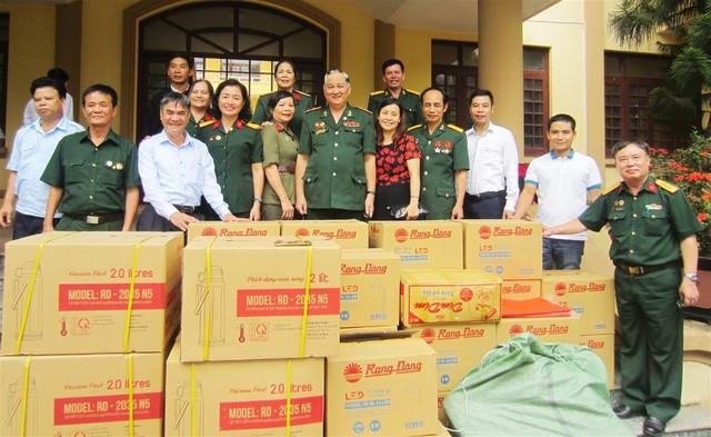 Trao tặng 150 suất quà và 3 suất học bổng đến người dân vùng lũ tỉnh Yên Bái - Ảnh 1.