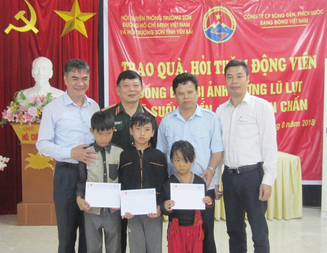 Trao tặng 150 suất quà và 3 suất học bổng đến người dân vùng lũ tỉnh Yên Bái - Ảnh 3.