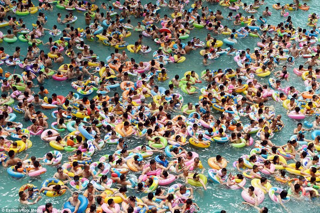 Trung Quốc: Công viên nước quá tải do nắng nóng - Ảnh 1.