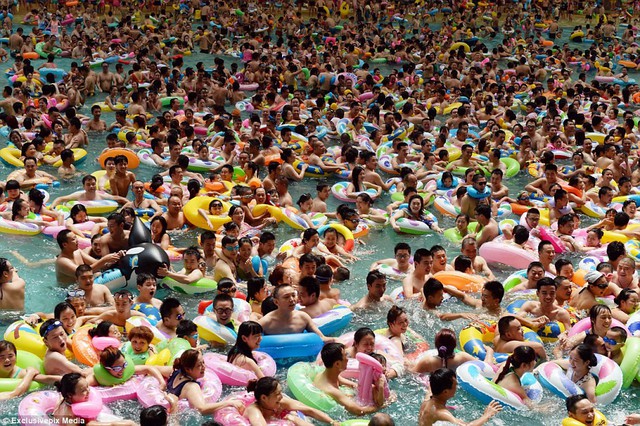 Trung Quốc: Công viên nước quá tải do nắng nóng - Ảnh 5.