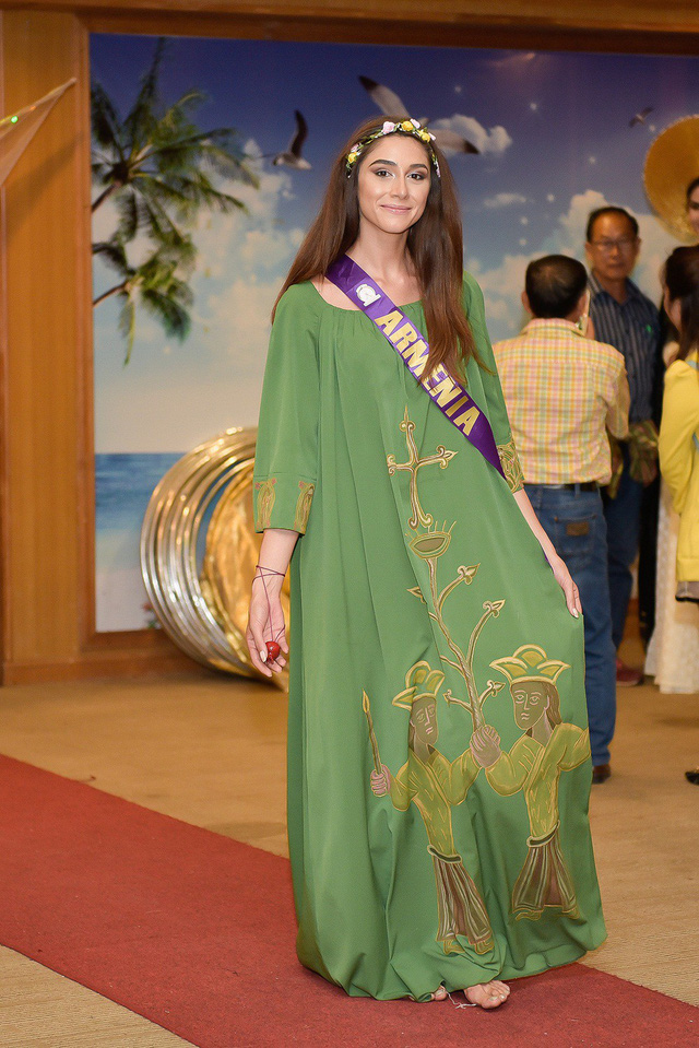 Phan Thị Mơ lọt Top 10 phần thi trang phục Eco Tourism với áo dài ấn tượng - Ảnh 9.