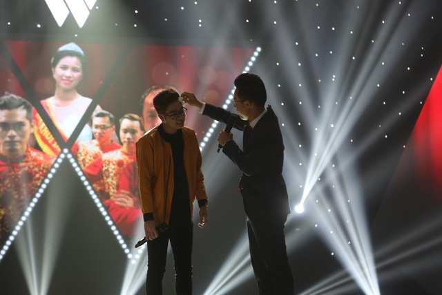 Sốt 40 độ, Bùi Anh Tuấn vẫn cháy hết mình trên sân khấu Wechoice Awards - Ảnh 2.