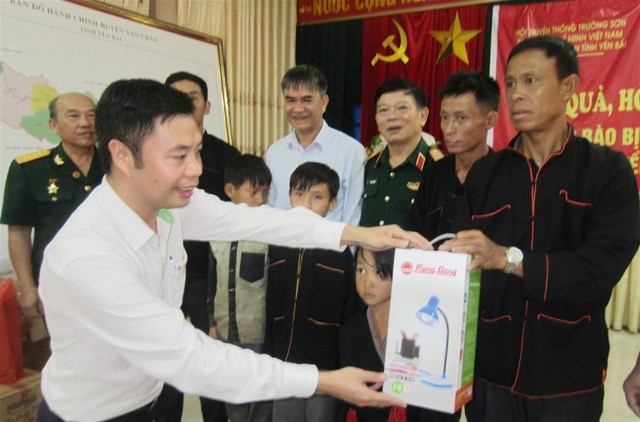 Trao tặng 150 suất quà và 3 suất học bổng đến người dân vùng lũ tỉnh Yên Bái - Ảnh 2.