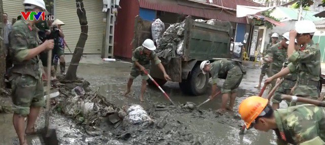 Hà Nội: Bộ đội giúp dân khắc phục hậu quả mưa lũ - Ảnh 3.