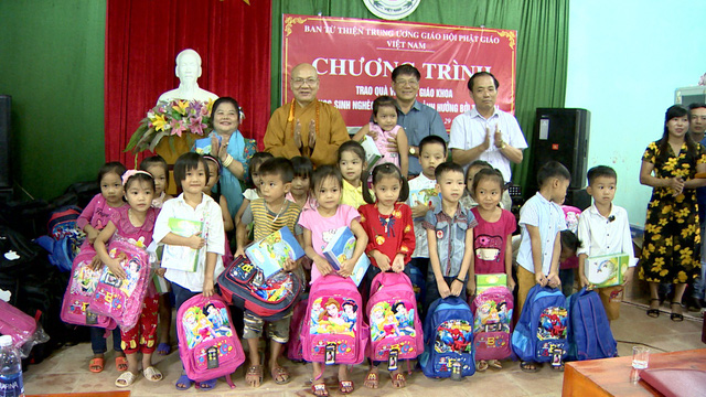 Giúp đỡ học sinh vùng lũ tỉnh Phú Thọ đến trường - Ảnh 4.