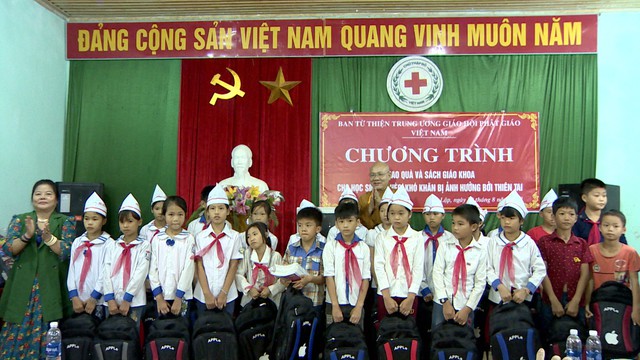 Giúp đỡ học sinh vùng lũ tỉnh Phú Thọ đến trường - Ảnh 5.