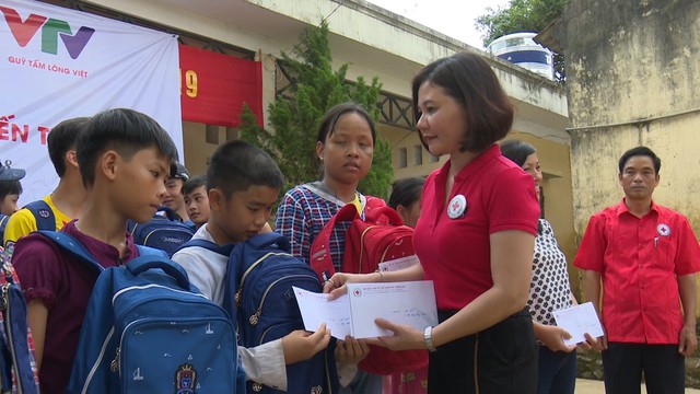 Hỗ trợ học sinh vùng lũ huyện Cẩm Thủy, Thanh Hóa kịp thời đón chào năm học mới - Ảnh 7.