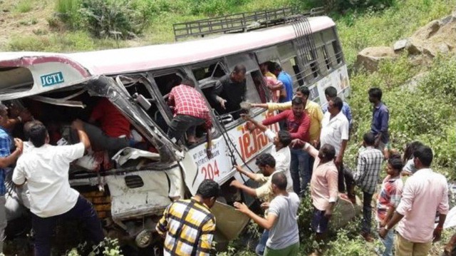 Ấn Độ: Xe bus lao xuống vực, ít nhất 53 người thiệt mạng - Ảnh 2.