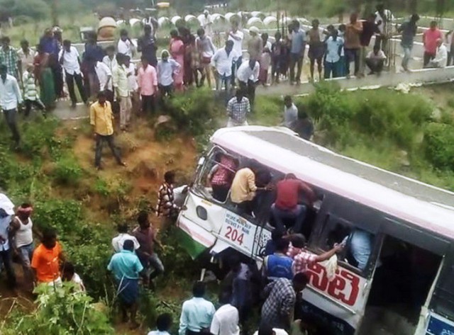 Ấn Độ: Xe bus lao xuống vực, ít nhất 53 người thiệt mạng - Ảnh 1.